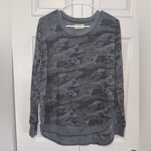 Ocean Drive Camo Gray Side Slit Sweatshirt Women’s Small‎ - Picture 1 of 5